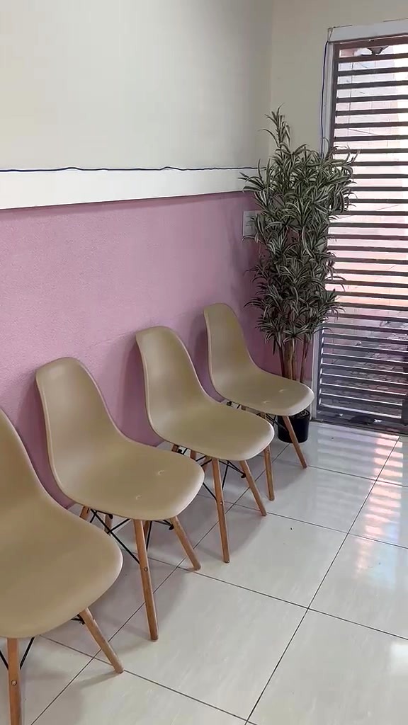 Recepção acolhedora do estúdio de fisioterapia e pilates em Marília, com cadeiras e planta