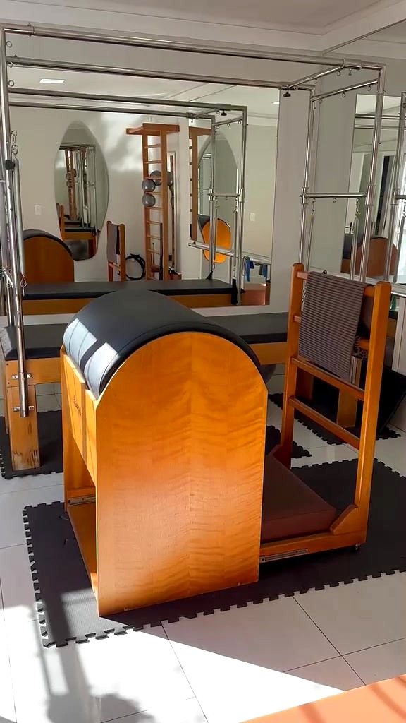 Equipamentos de pilates no estúdio de fisioterapia e pilates em Marília, com luz natural