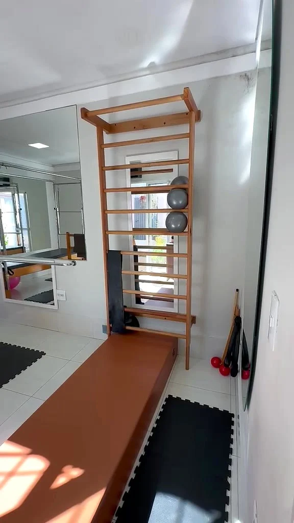 Espaldar de madeira com bolas no estúdio de fisioterapia e pilates em Marília