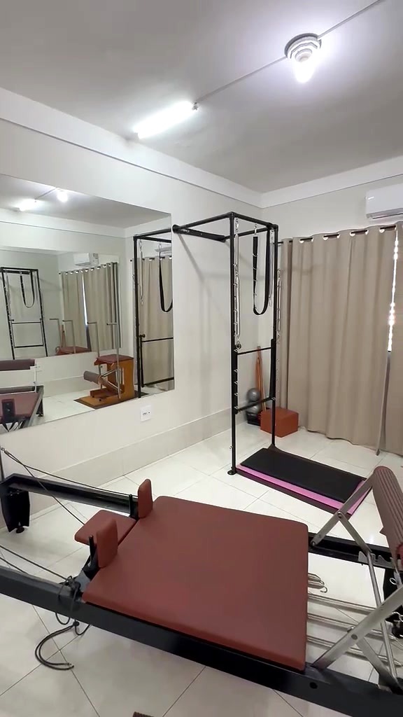 Reformer de pilates no estúdio de fisioterapia e pilates em Marília